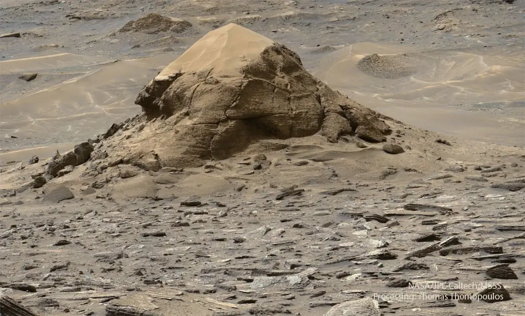 Слоистый останец на Марсе, похожий на гигантскую черепаху, снимок ровера Curiosity