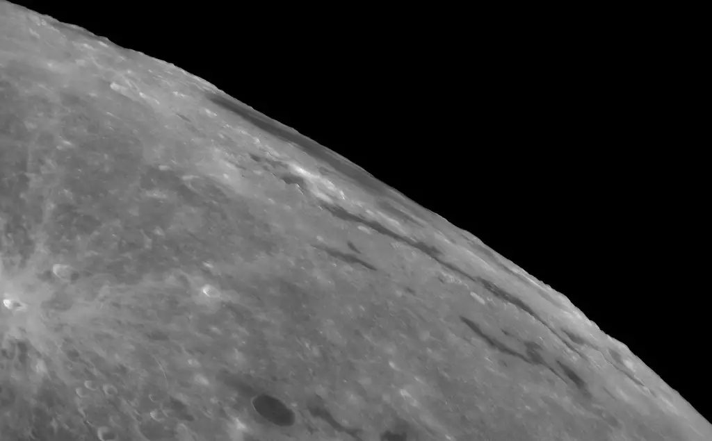 Море Восточное лежит на западной границе видимого и обратного полушарий Луны