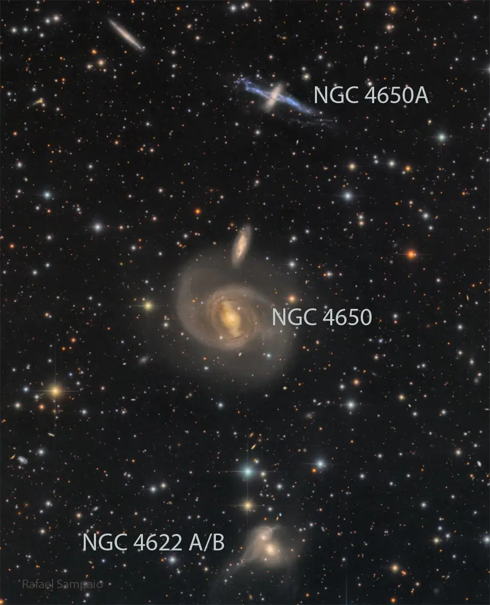 Три пары галактик в созвездии Центавра: NGC 4650A с полярным кольцом, NGC 4650, NGC 4622A и NGC 4622B