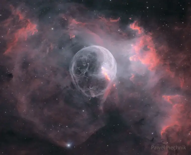 Туманность Пузырь NGC 7635 — сферическая оболочка светящегося газа в созвездии Кассиопеи