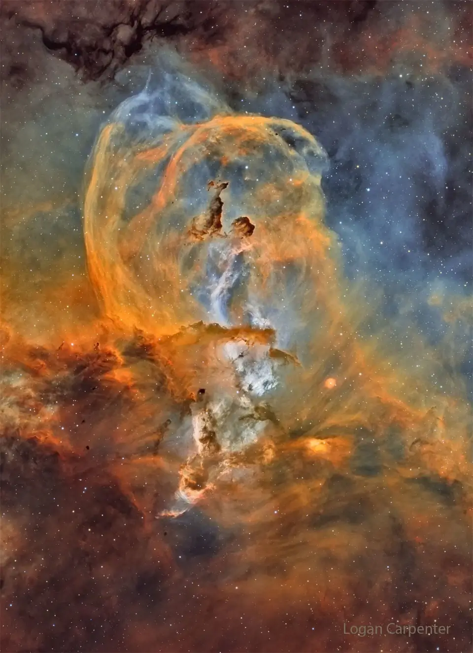 Туманность Статуя Свободы NGC 3576 в условных цветах, центральная структура пыли напоминает монумент