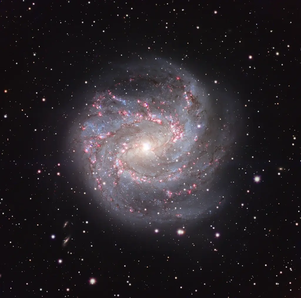 Галактика M83 Южная Вертушка – спиральные рукава с красными областями звездообразования