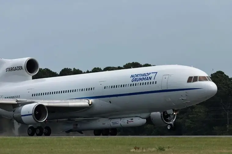 Взлет самолета Stargazer с прикрепленной к нему ракетой Pegasus XL