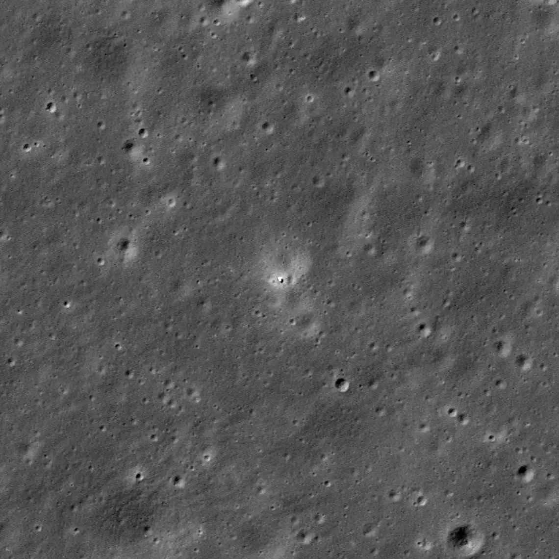 Посадочный модуль «Чанъэ-6» на обратной стороне Луны, место, где взят лунный грунт, – снимок LRO