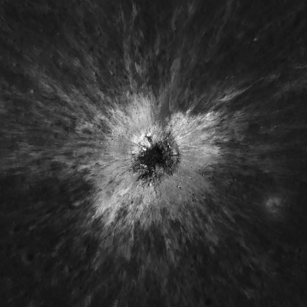 Новый кратер на Луне Макгетчин на снимке LRO: темная воронка и светлые лучи выброса