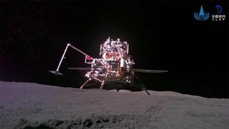 Аппарат «Чанъэ-6» на обратной стороне Луны — снимок с мини-ровера