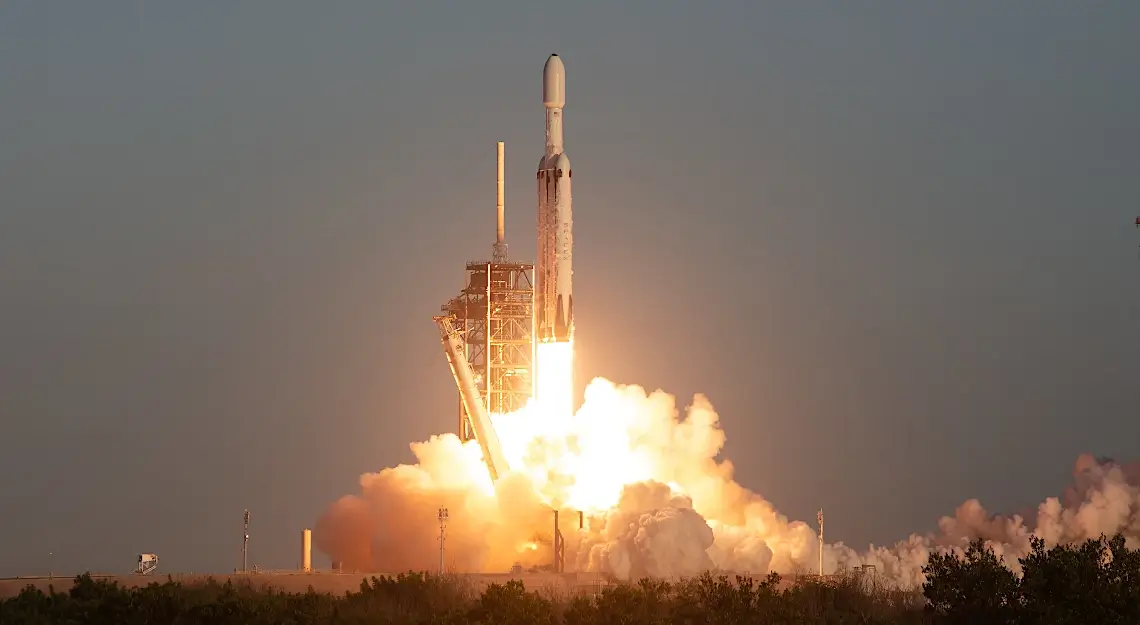 Старт ракеты Falcon Heavy с телескопом «Нэнси Грейс Роман»
